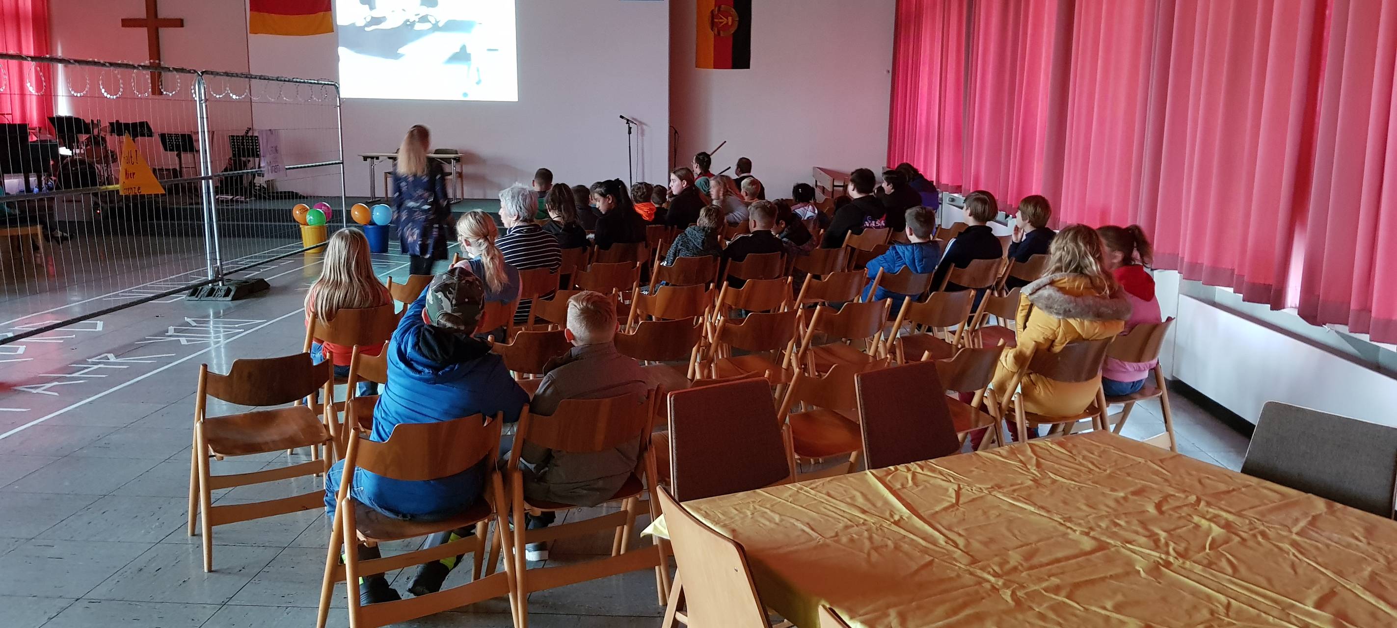 Kinder lernen etwas über deutsch-deutsche Geschichte...