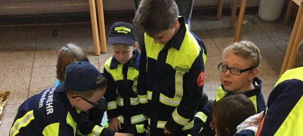 Kinderfeuerwehr lernt Herzdruckmassage
