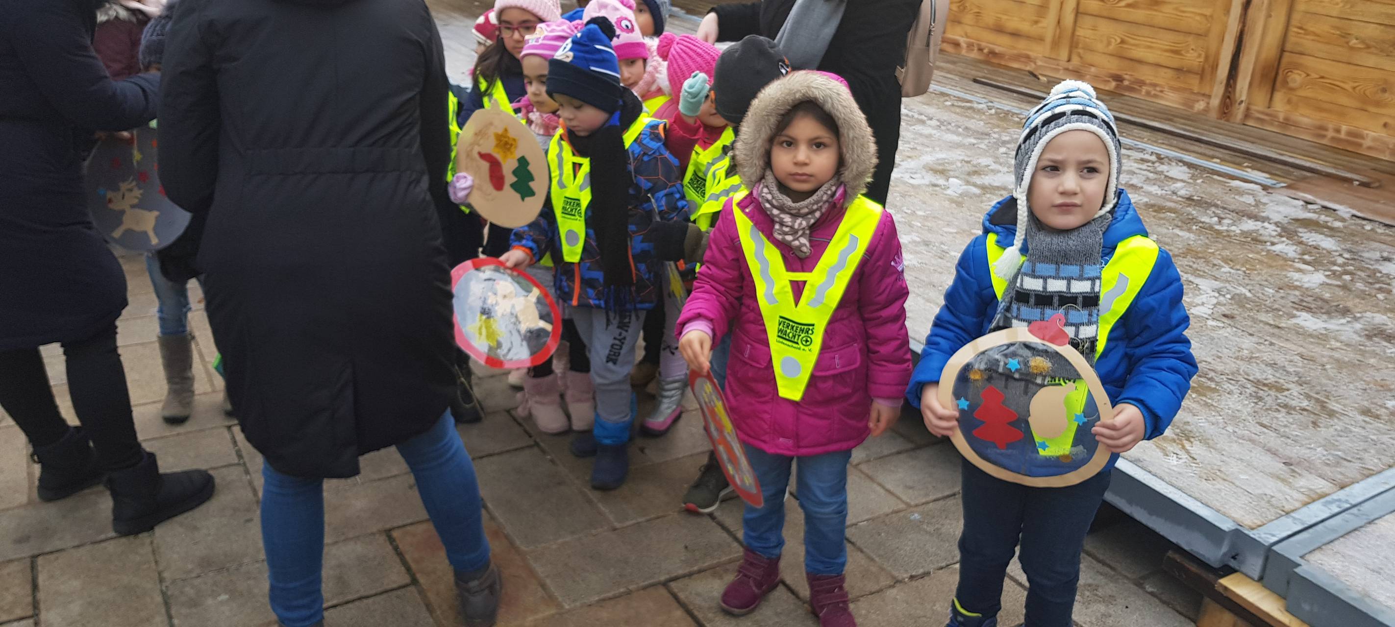 Kinder schmücken Weihnachtsbaum auf dem Sternplatz