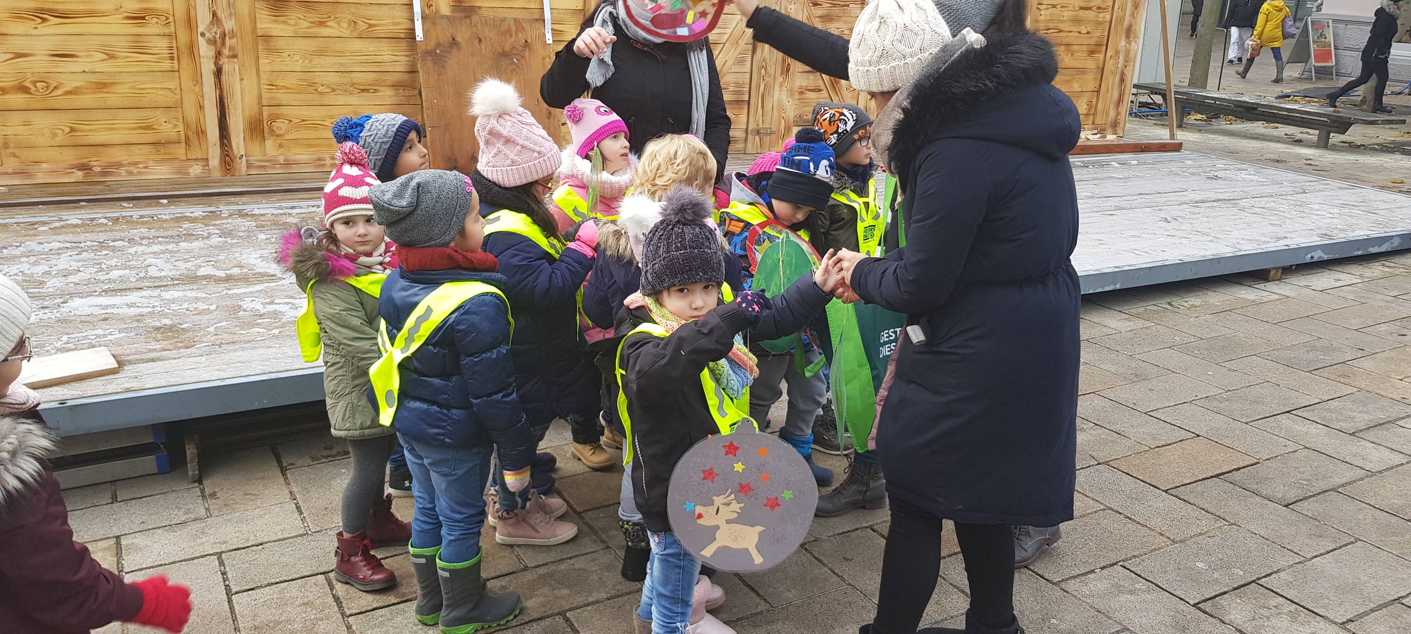 Kinder schmücken Weihnachtsbaum auf dem Sternplatz