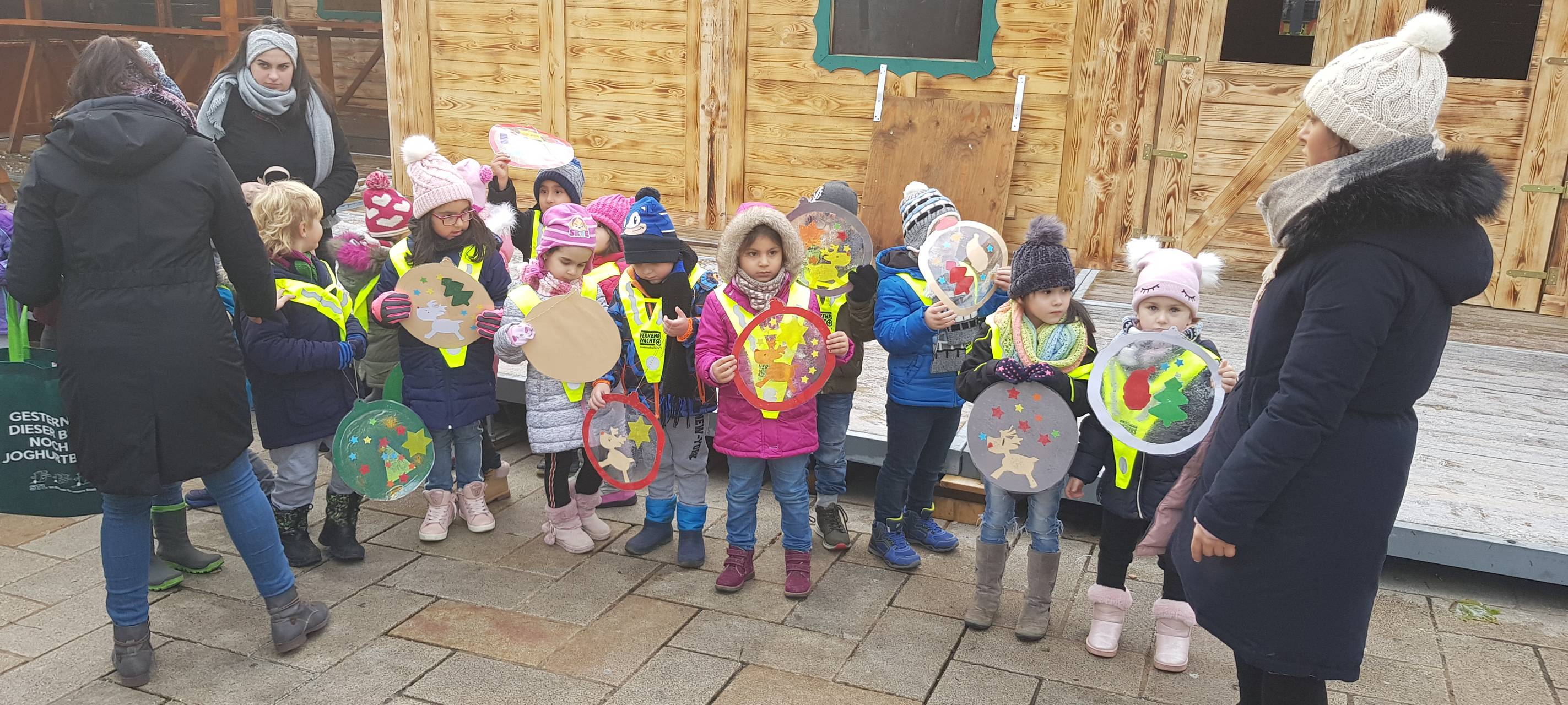 Kinder schmücken Weihnachtsbaum auf dem Sternplatz