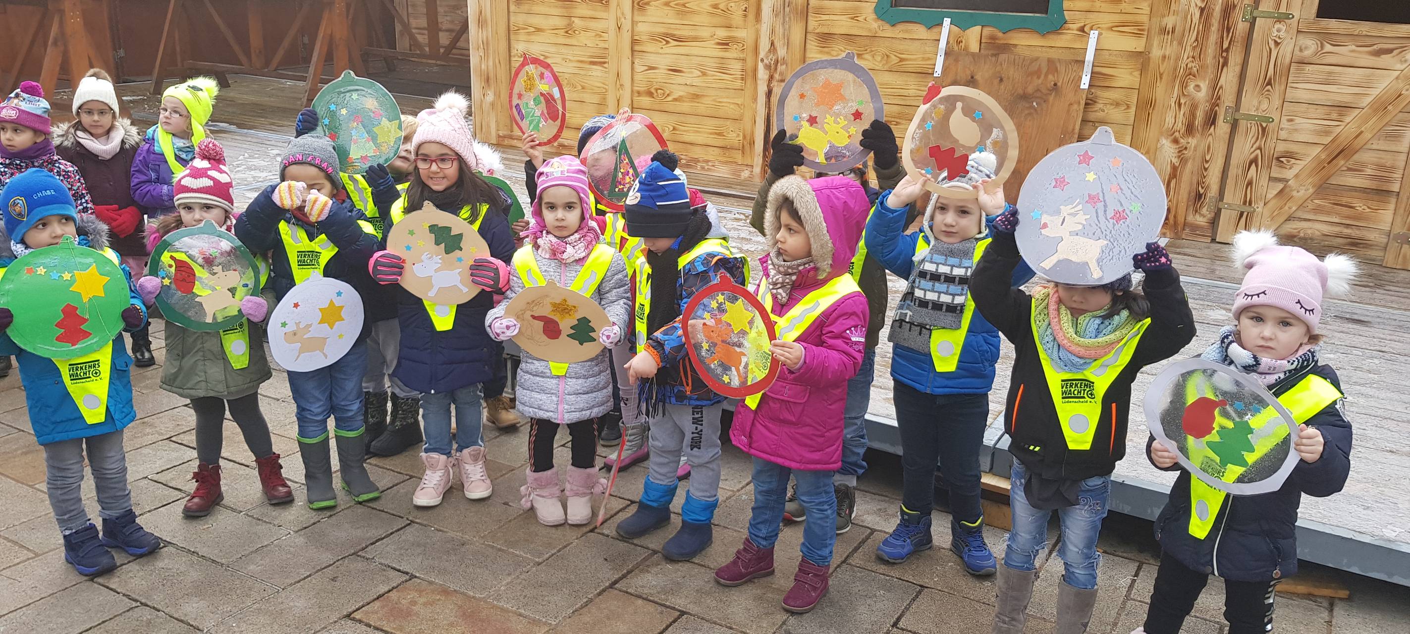 Kinder schmücken Weihnachtsbaum auf dem Sternplatz