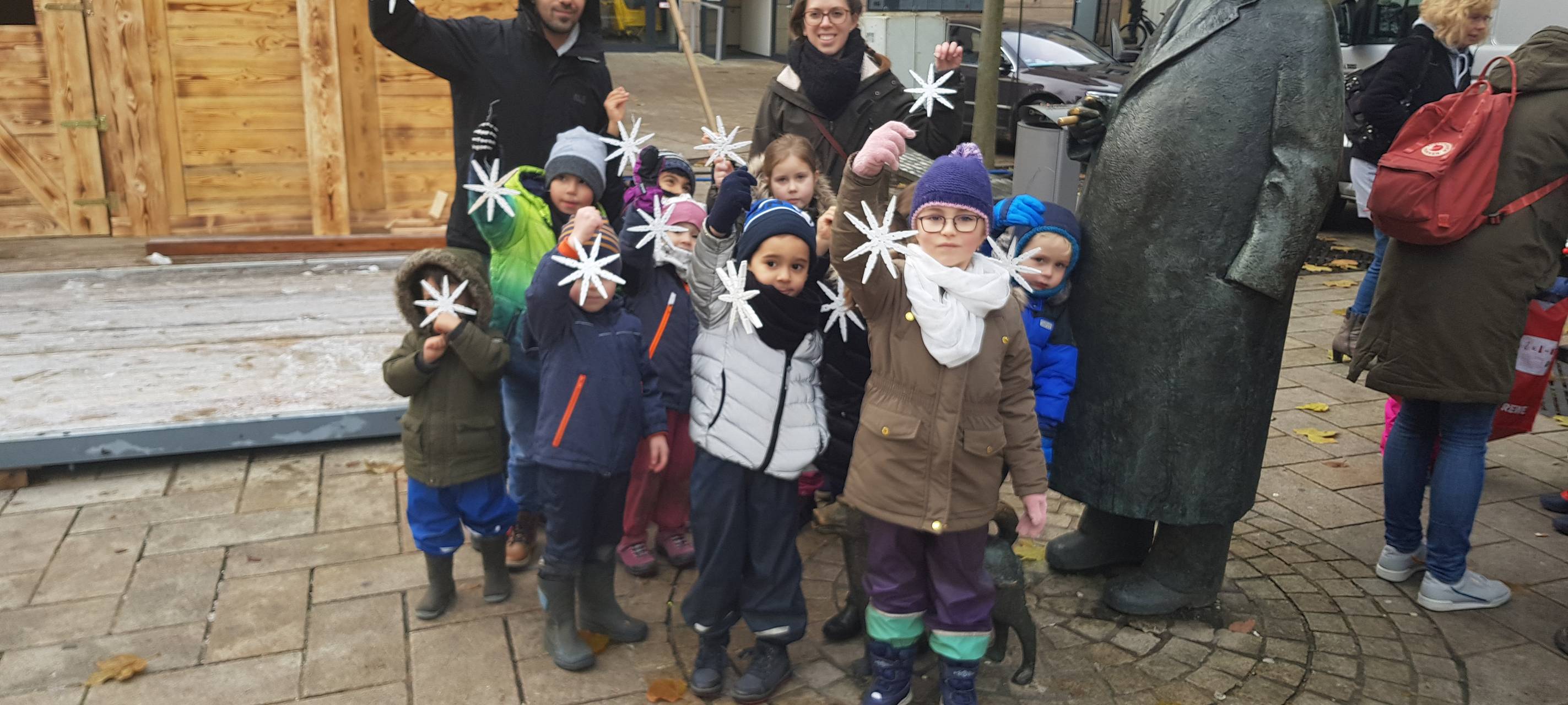 Kinder schmücken Weihnachtsbaum auf dem Sternplatz