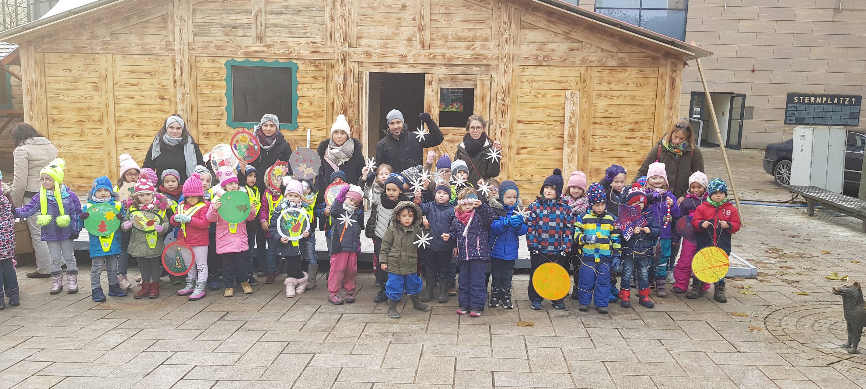 Kinder schmücken Weihnachtsbaum auf dem Sternplatz