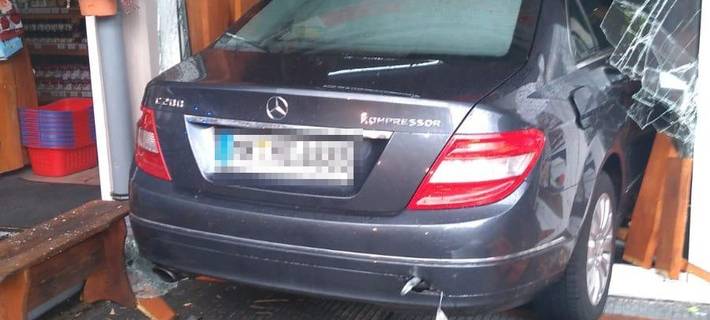 Frau durchbricht Schaufenster mit dem Auto
