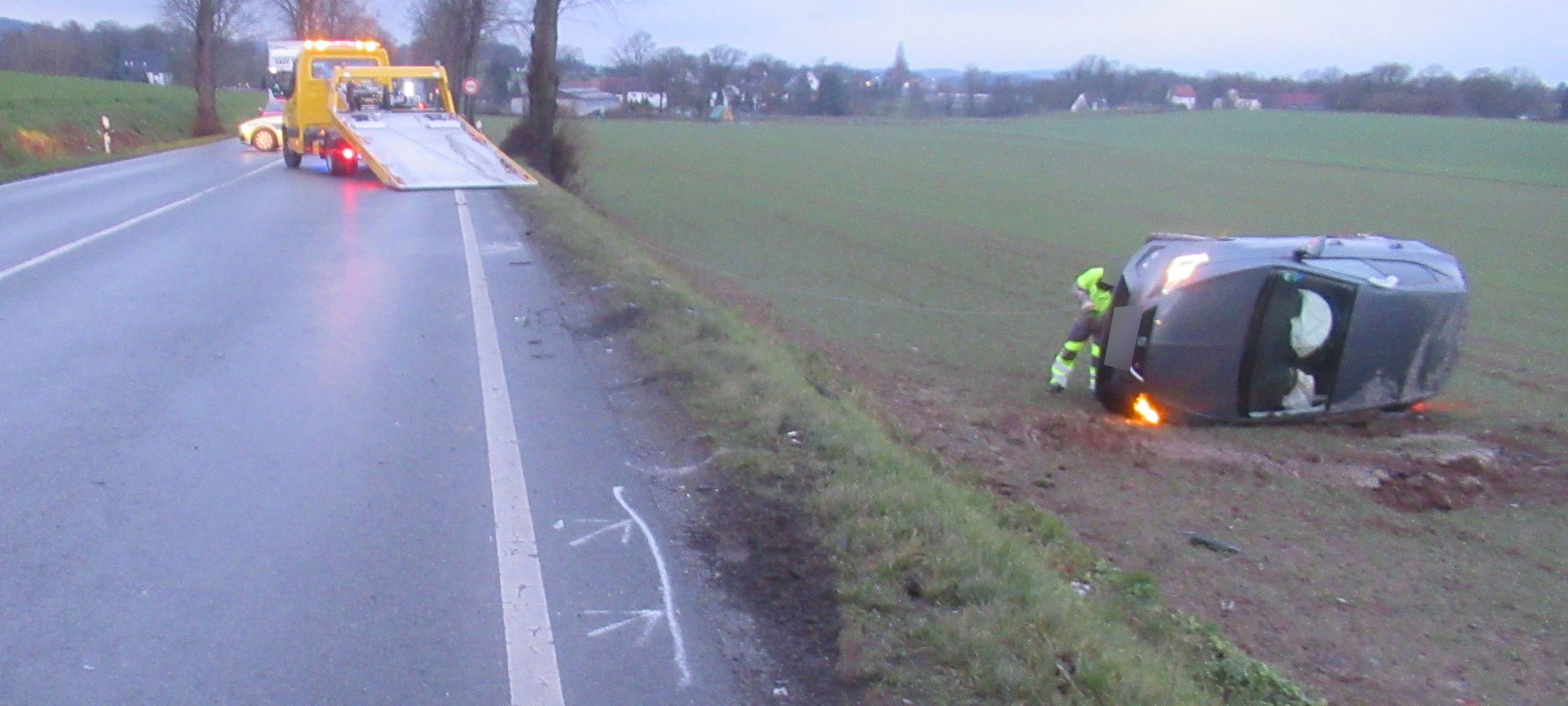 Auto überschlägt sich in Menden