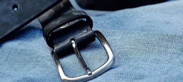 Rabiate Kinder schlagen mit Gürtel zu!