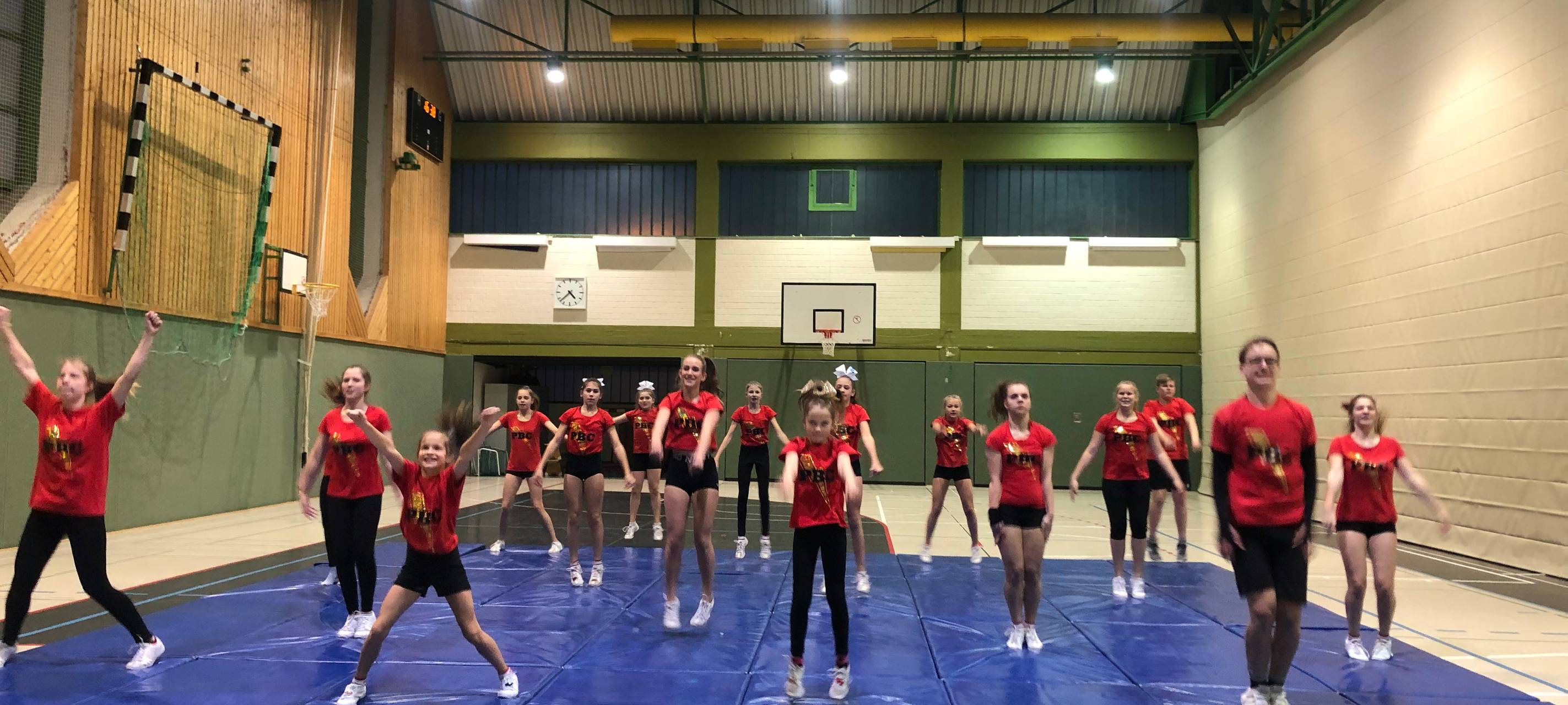 Stunts und Saltos bei den Iserlohner "PowerBolts Cheerleading"
