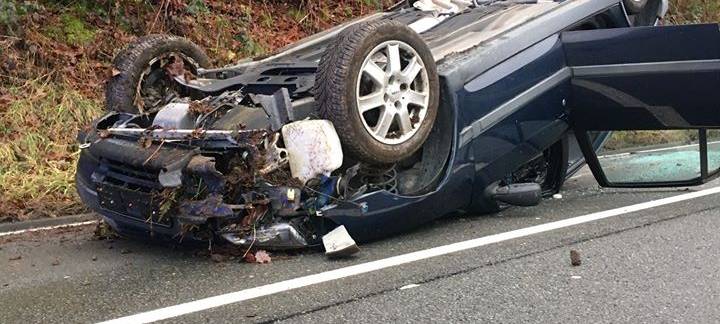 Auto überschlägt sich in Plettenberg