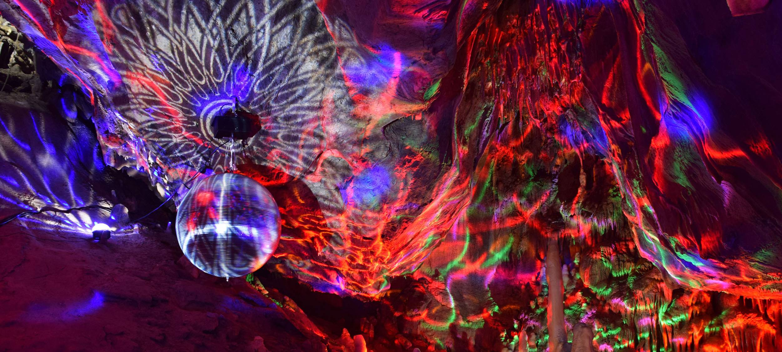 Dechenhöhle wird zum Kunstwerk