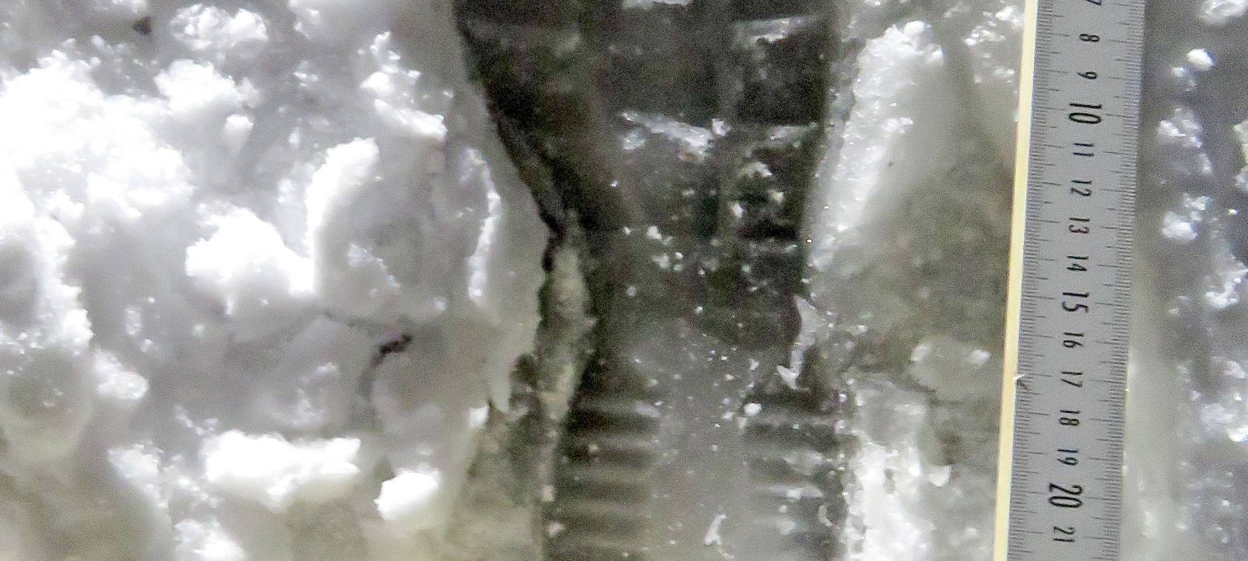 Schneebälle beschädigen Autos auf A45