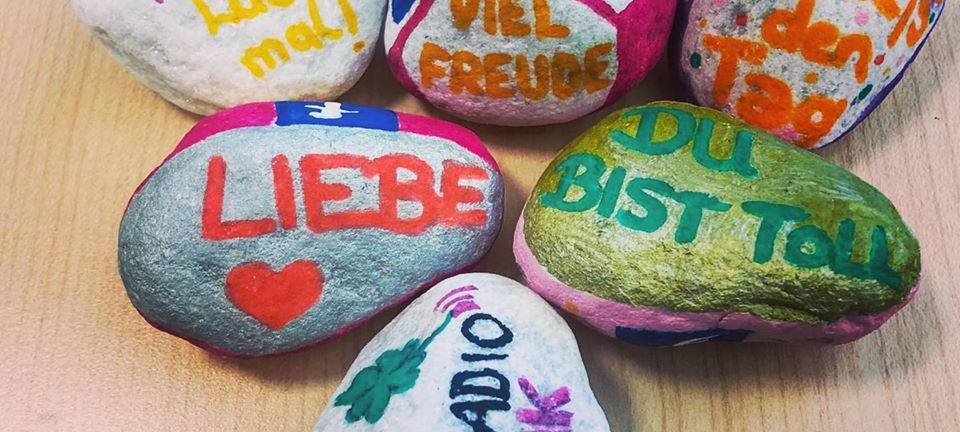 Bunte Steine schenken Hoffnung in Menden