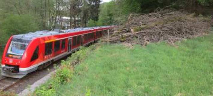 Regionalbahn prallt in Kierspe gegen Baumstumpf