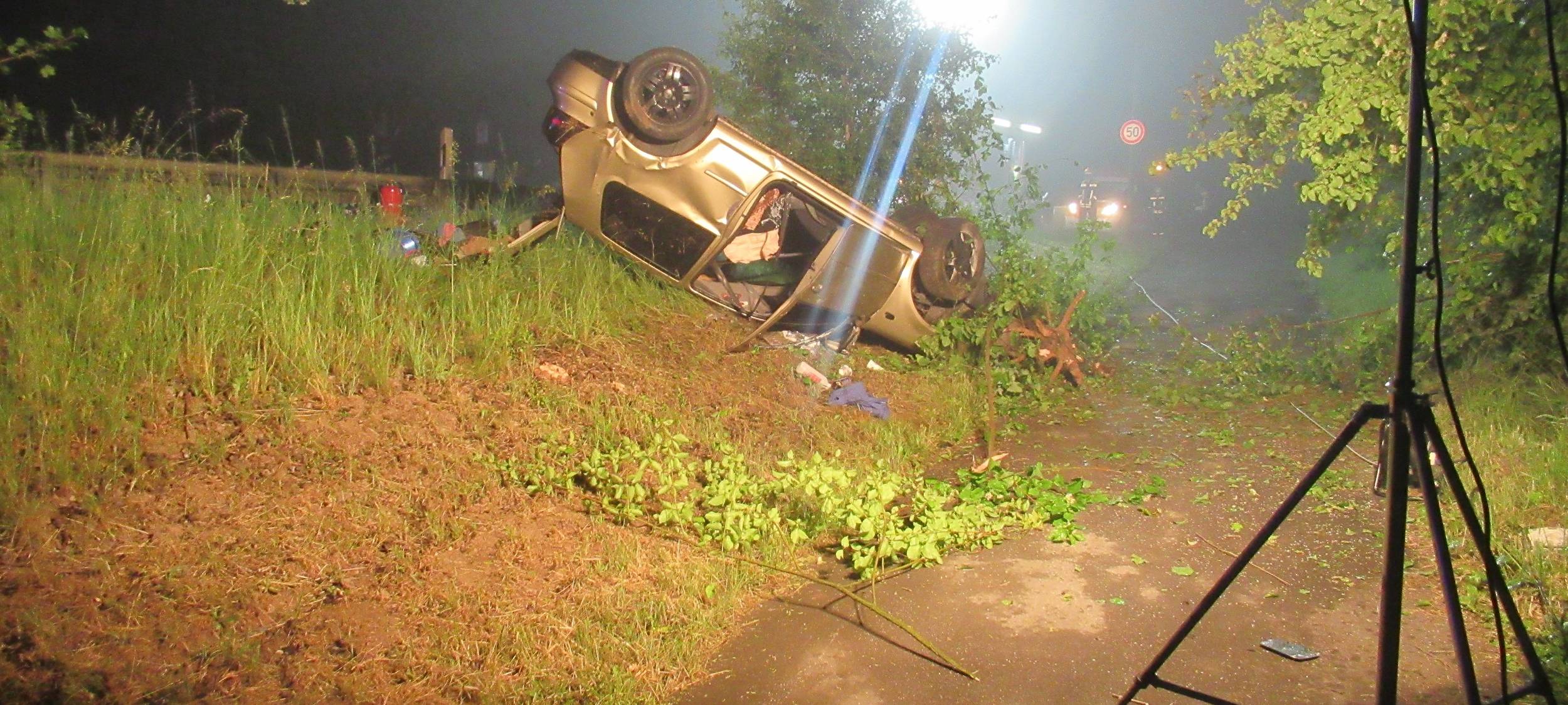 Auto überschlägt sich in Balve