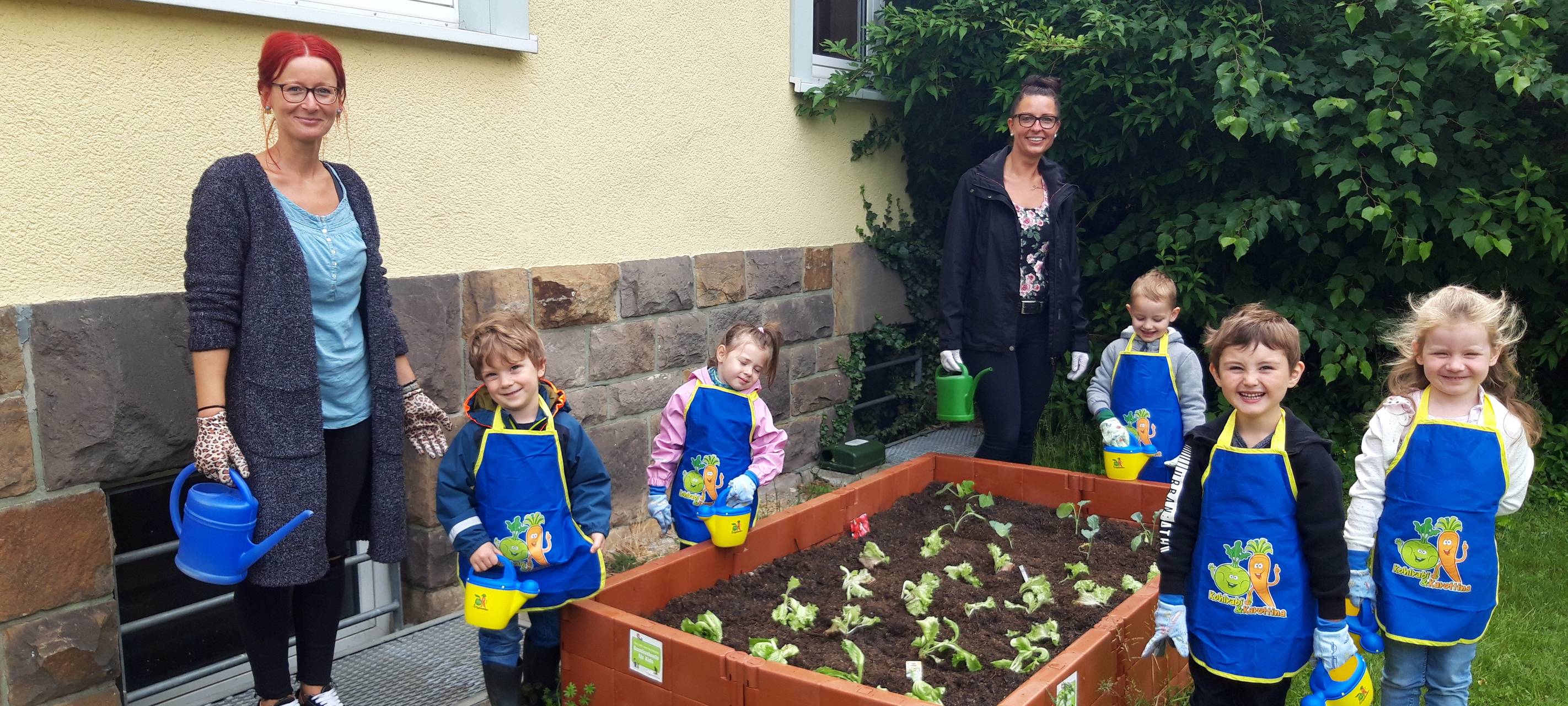 KiTa-Kinder pflanzen eigenes Hochbeet