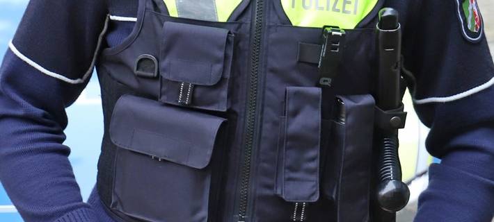 Junger Mann spielt Polizist