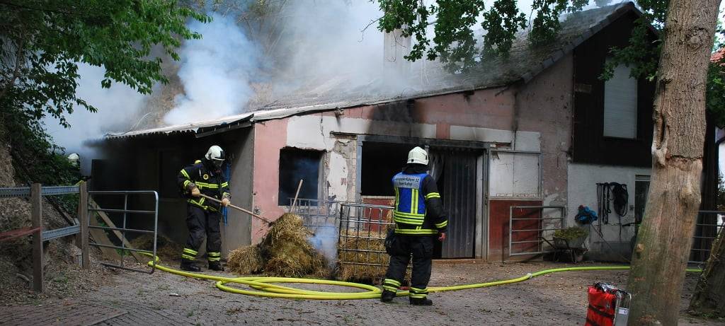 12 Stunden im Einsatz: Heuballen brennen in Iserlohn