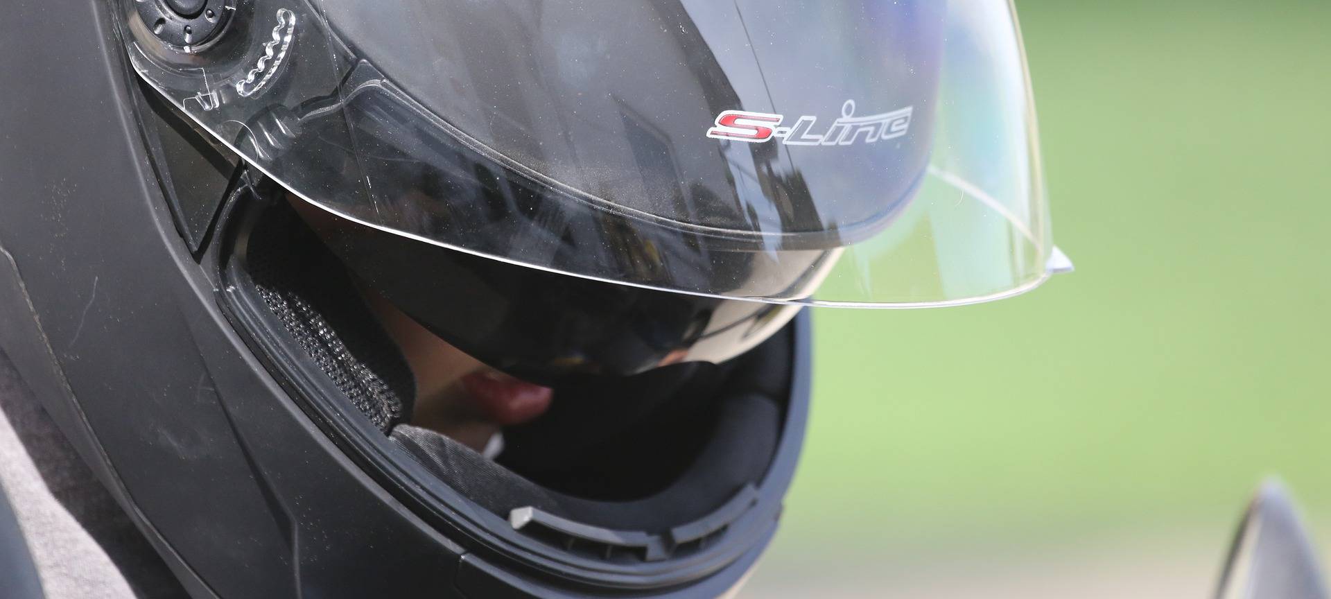 Auffälliger Rollerfahrer