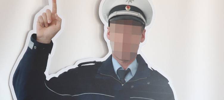 Papp-Polizist entführt!