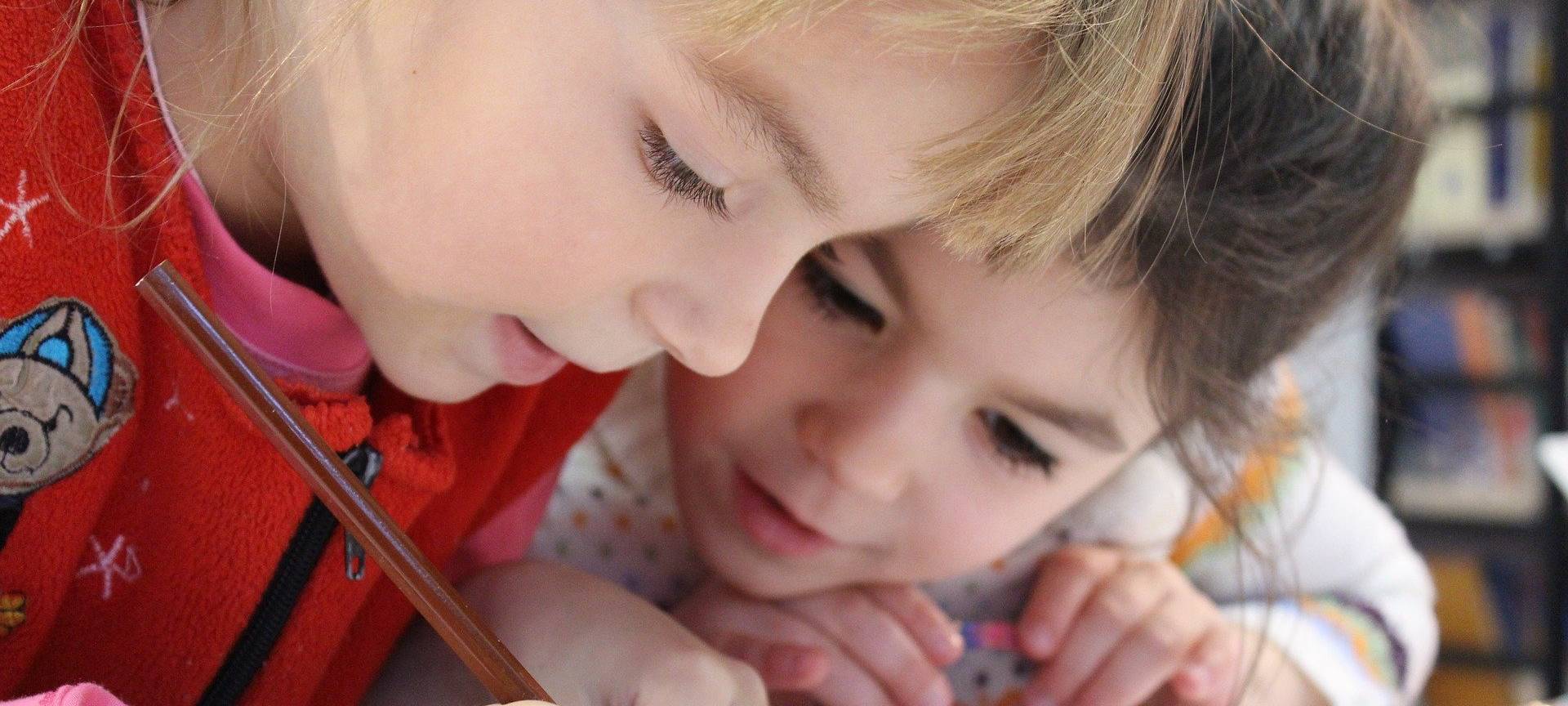 Freude schenken: Kinder malen für Senioren