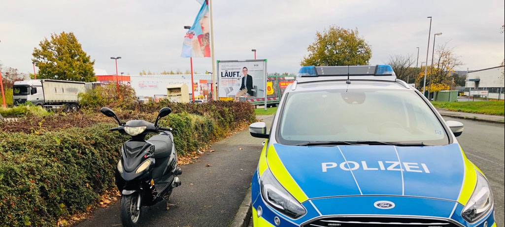 Rollerfahrer flieht vor der Polizei