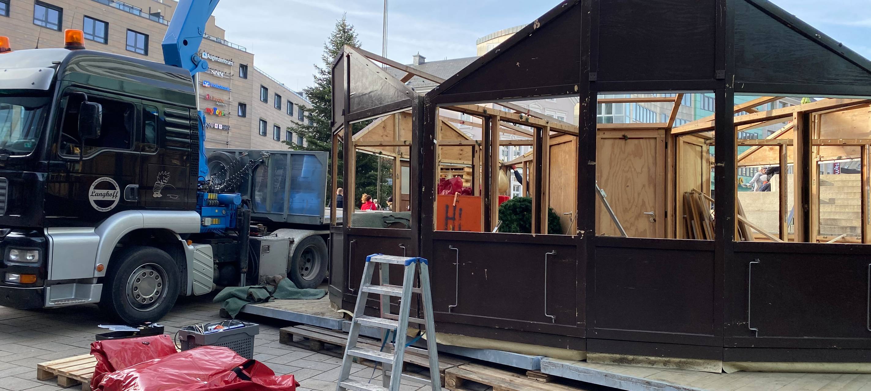 Aufbau für Weihnachtsmarkt in Lüdenscheid gestartet