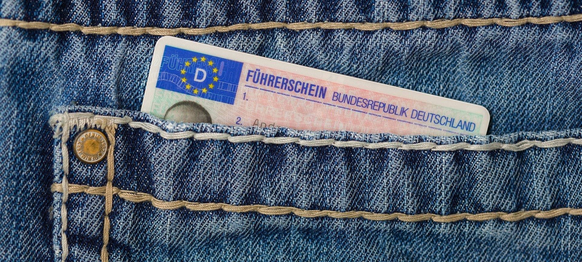 Zwilling mit falschem Führerschein erwischt