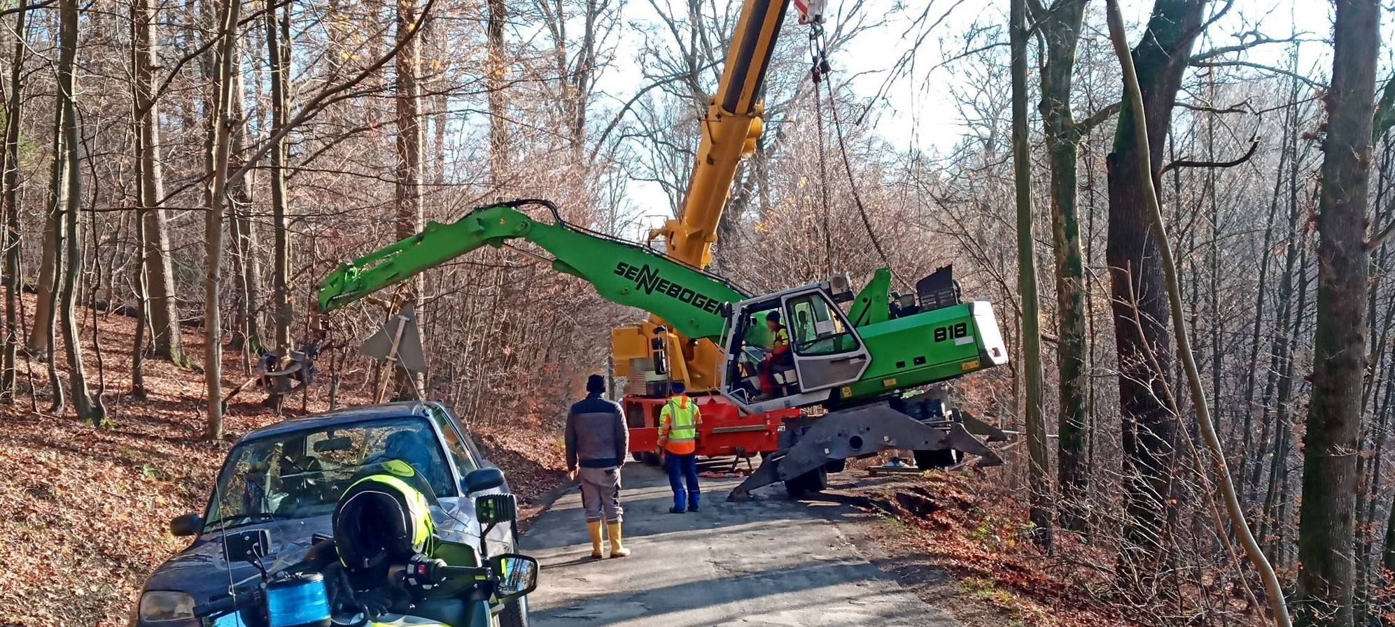 Bagger hält sich an Baum fest