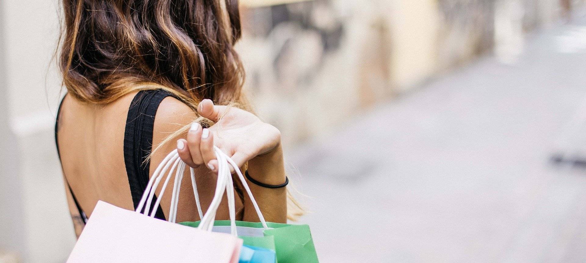 Am Black Friday kaufen viele Menschen ein, um sich hohe Rabatte zu sichern.