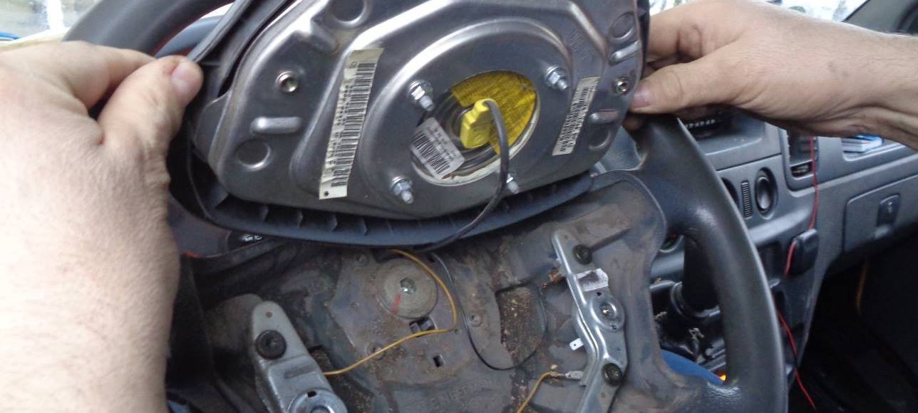 Schrottsammler fährt Schrottkarre