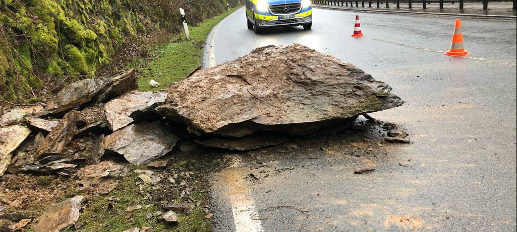 Felssturz auf die B 54!