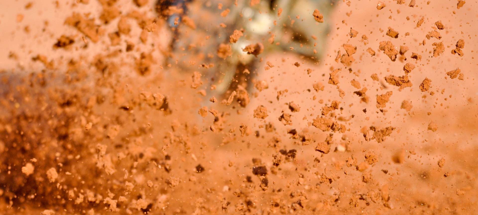 Kind fährt Motocross-Maschine