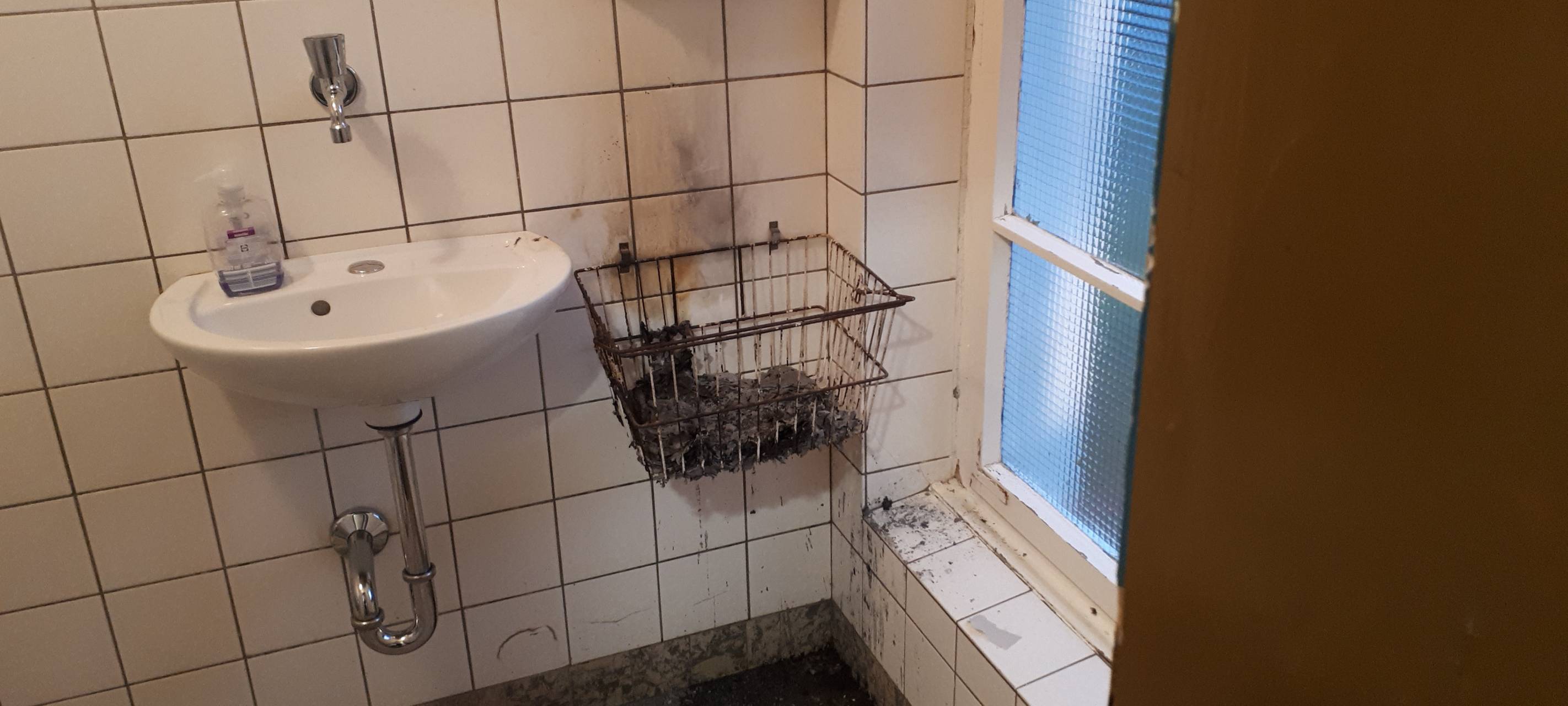 Zündelei auf Friedhofs-Klo!