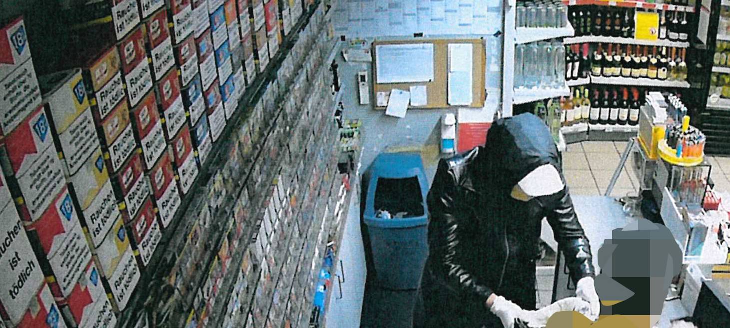 Überwachungskamera filmt Räuber