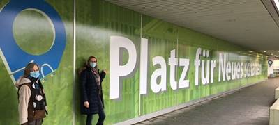 Karstadt-Schaufenster beklebt