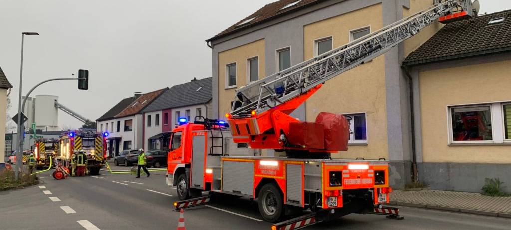 Küchenbrand: vier Menschen mit Drehleiter gerettet