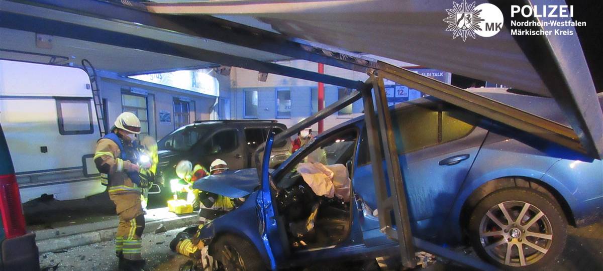 Ampel nach Unfall beschädigt