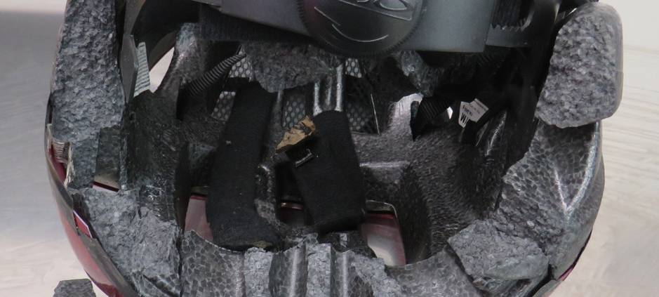 Helm rettet E-Bikerin