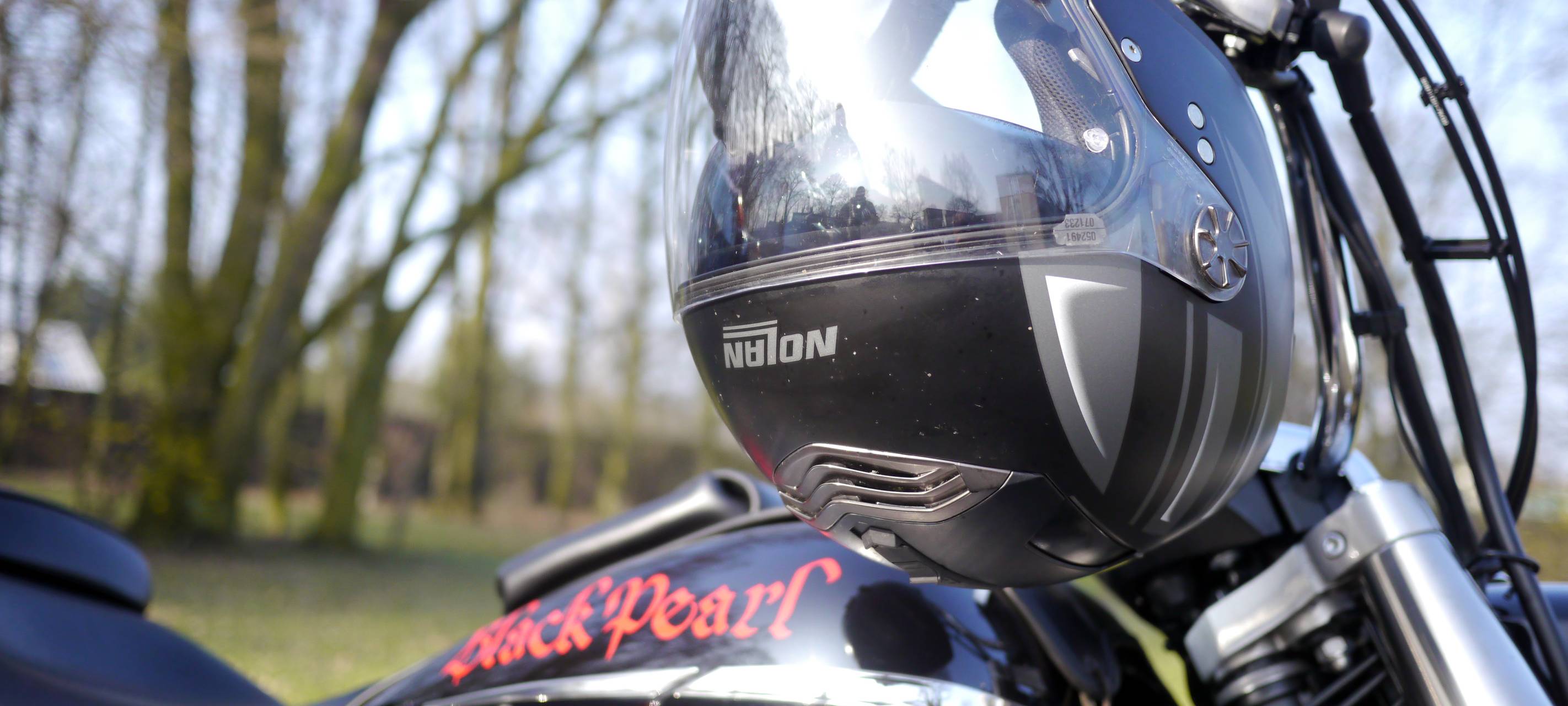 Biker starten in neue Saison, die Polizei kontrolliert