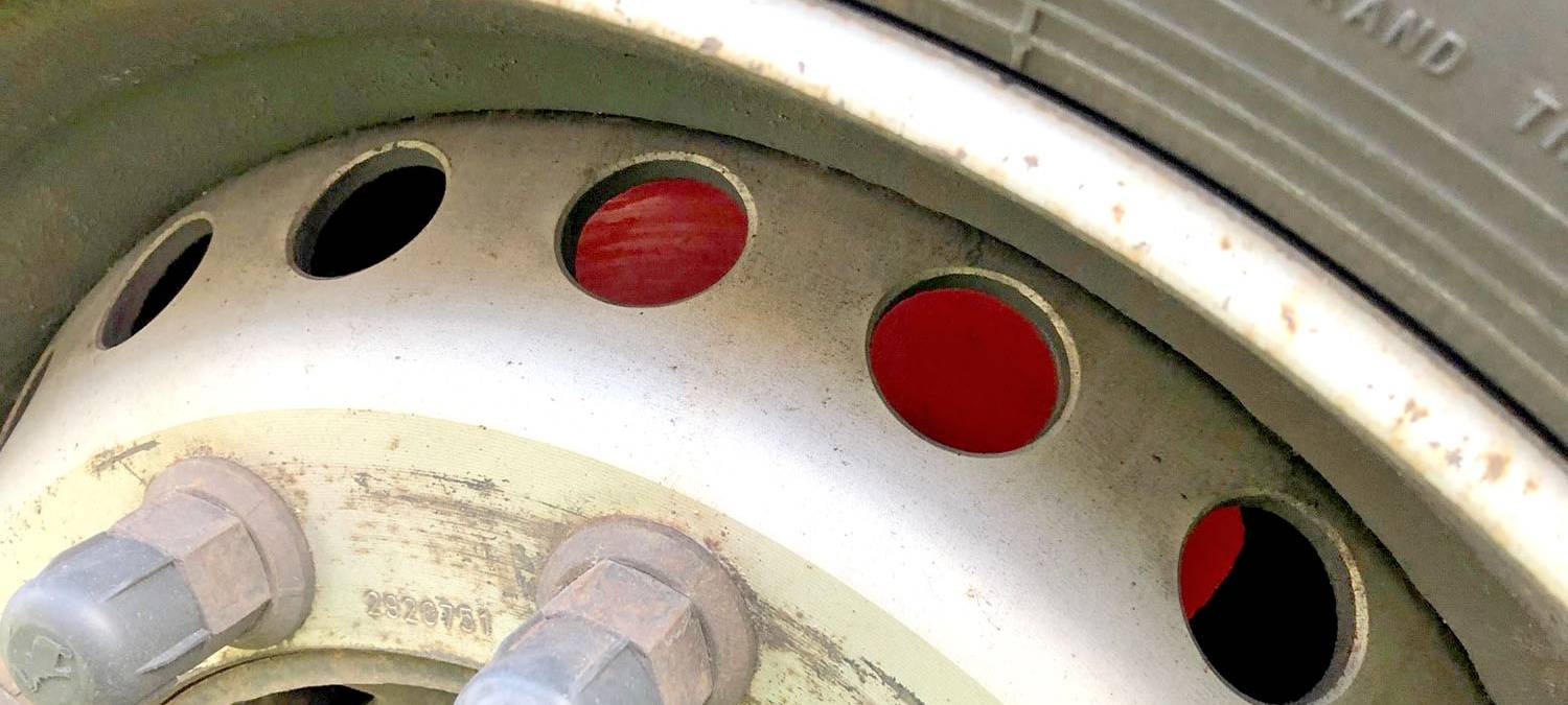 LKW mit rotglühender Bremsscheibe