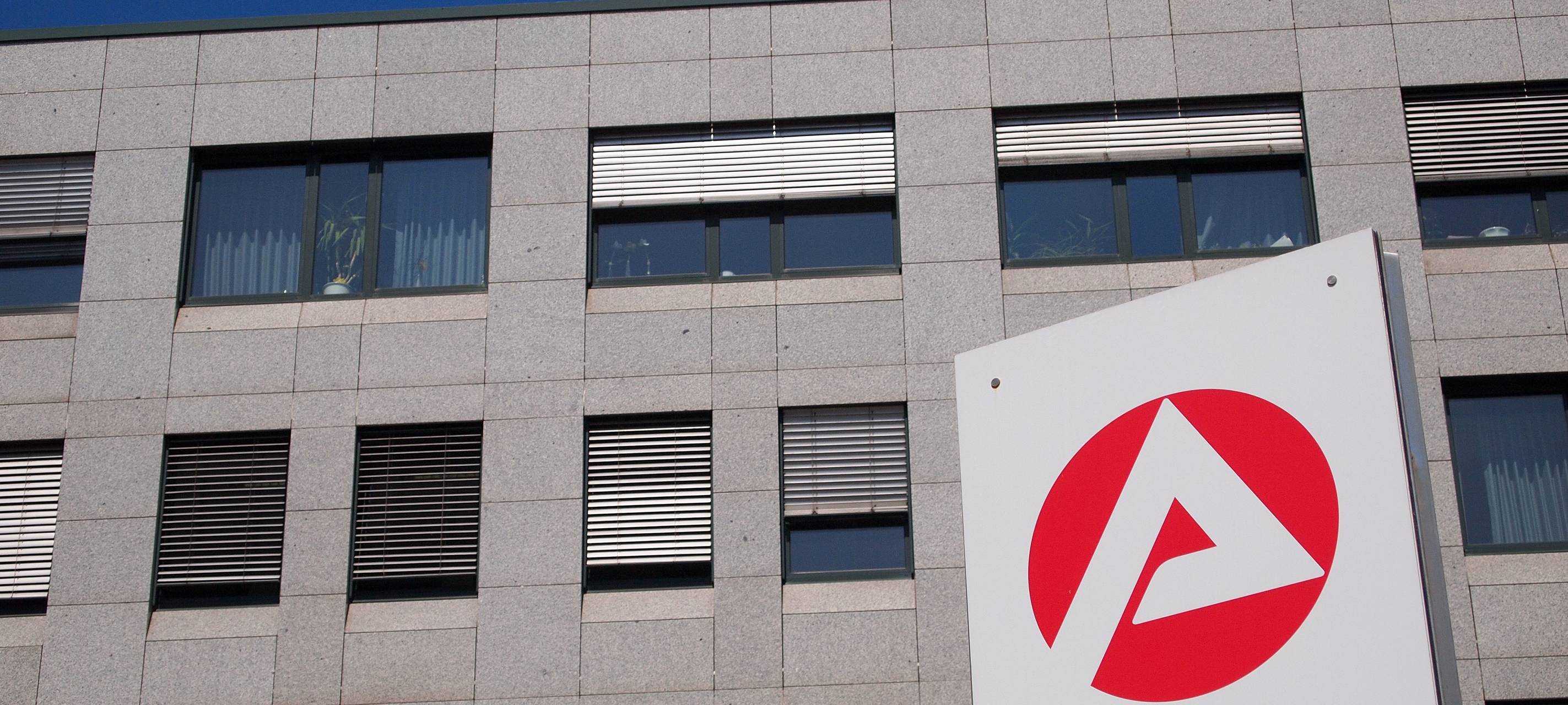 Arbeitslosigkeit sinkt - Kurzarbeit steigt wieder