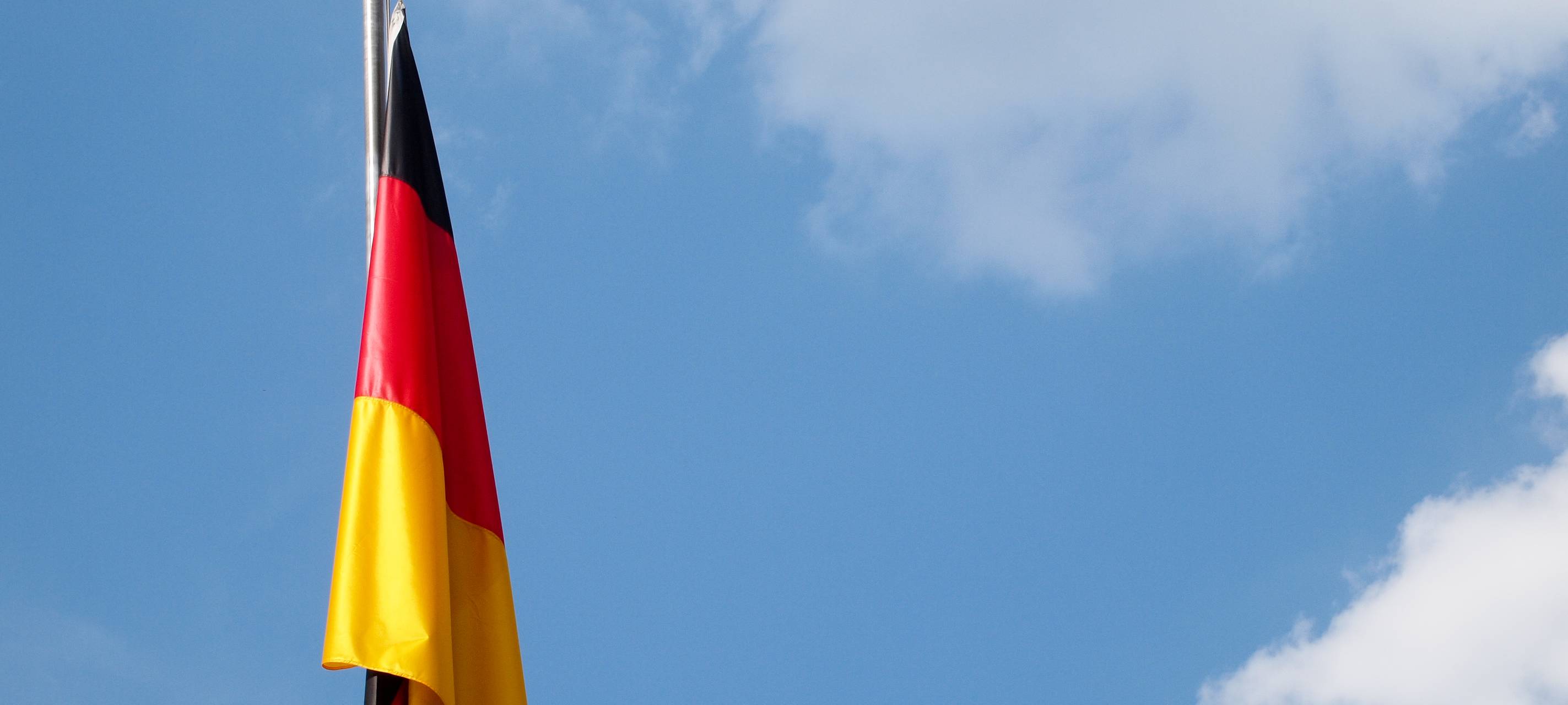 Fahnen im MK auf halbmast - Gedenkveranstaltung für Opfer der Pandemie