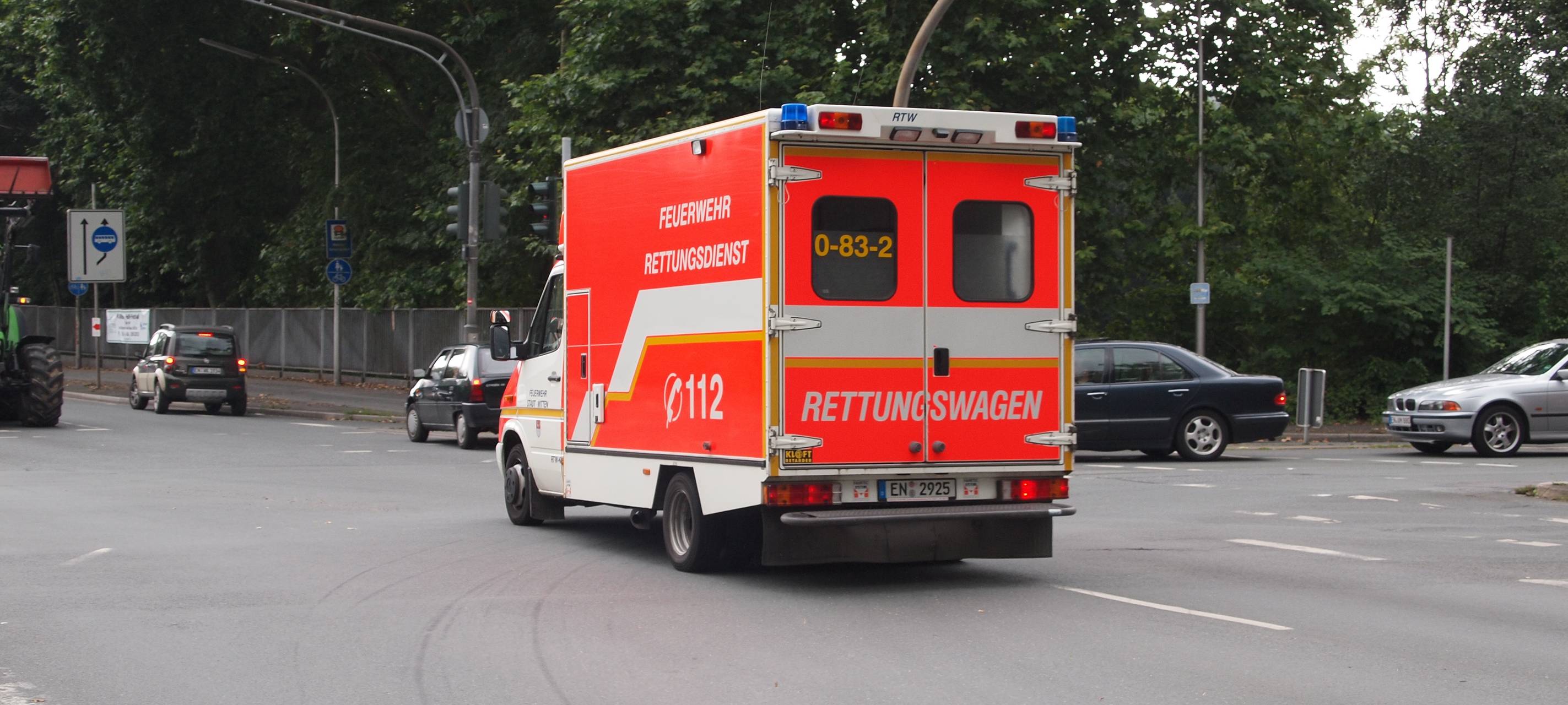 Auto fährt auf Müllfahrzeug auf: Mitarbeiter eingeklemmt