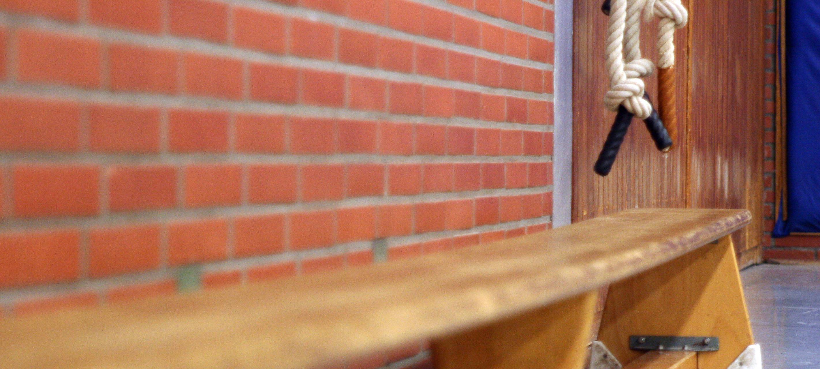 Unbekannte stiehlt Sachen aus Turnhallenumkleide