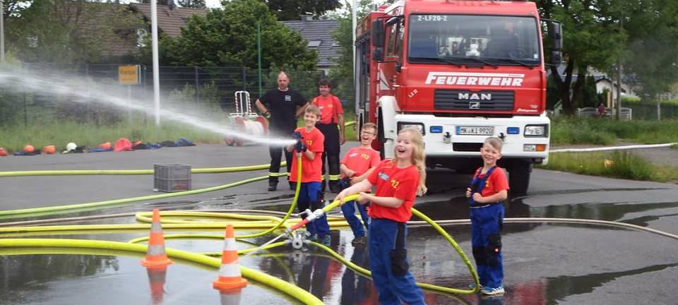 Kiersper Jugendfeuerwehr bietet Pool-Füll-Service