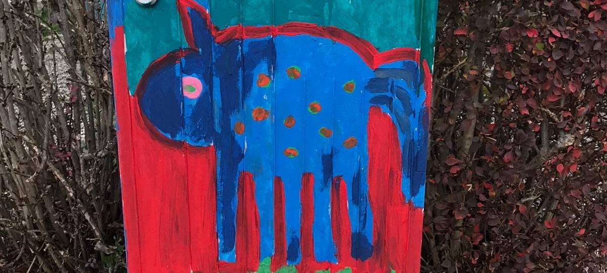 Kinder bemalen Stromkästen