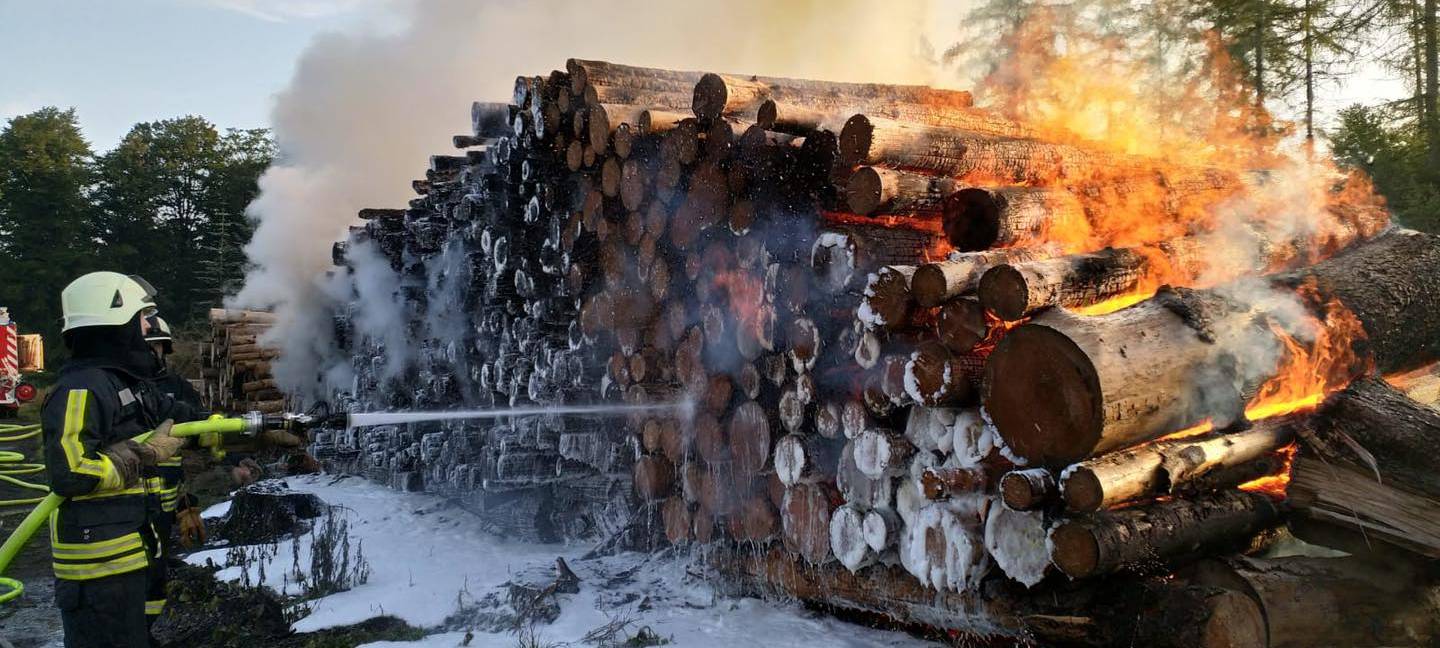 Brennender Holzpolter in Ihmerter Waldstück