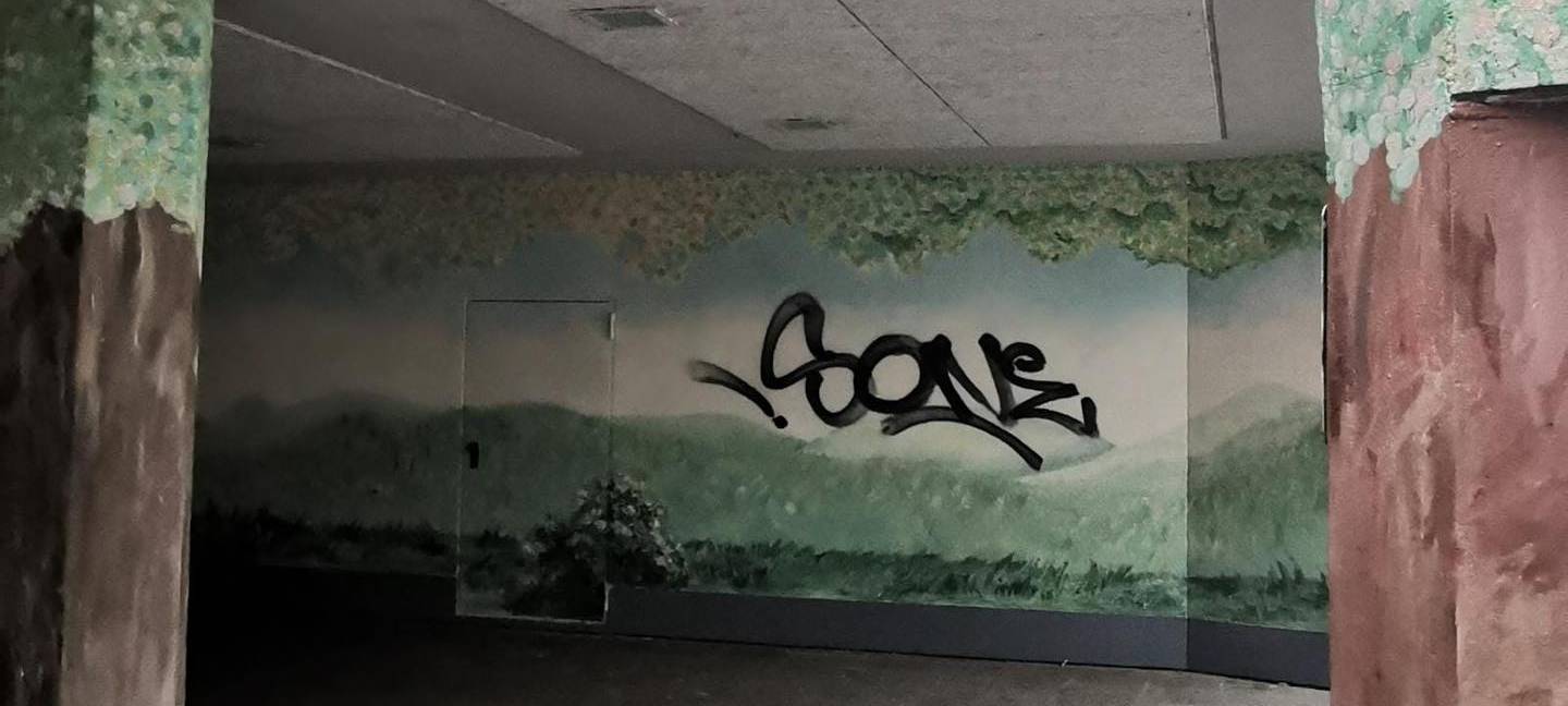 Malerei von Kindern mit Graffiti beschmiert