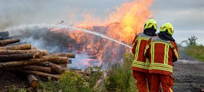 Setzt jemand Holzstapel in Brand?