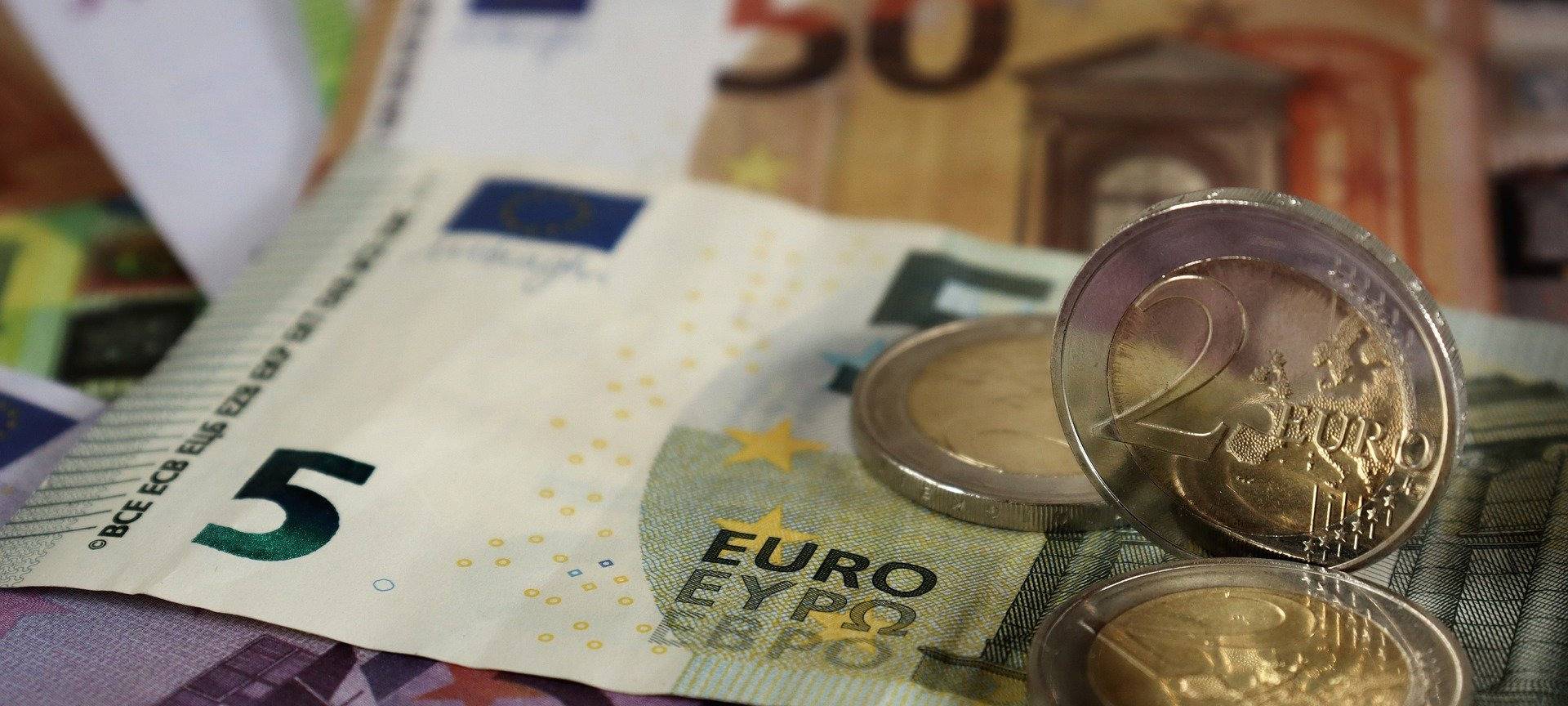 Geldscheine und Geldmünzen